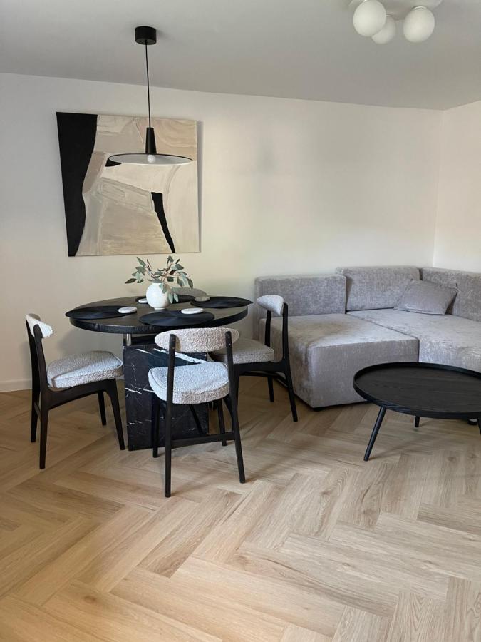 apartament 3 salon z sofą i stolikiem